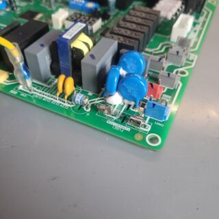 Wymiana bezpiecznika w elektronice pompy ciepła