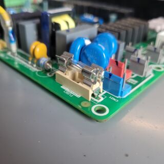 Wymiana bezpiecznika w elektronice pompy ciepła