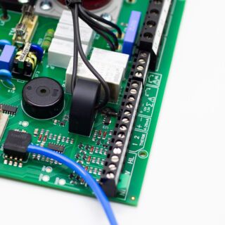 Uszkodzona ścieżka po zwarciu elektrycznym - przed naprawą