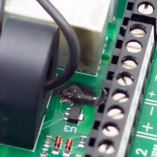 Uszkodzona ścieżka po zwarciu elektrycznym - przed naprawą