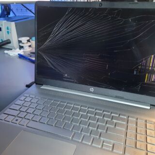 Uszkodzona matryca w laptopie HP